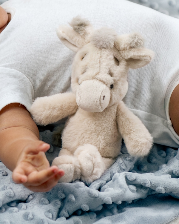 Pehmokirahvi, jossa on helistin