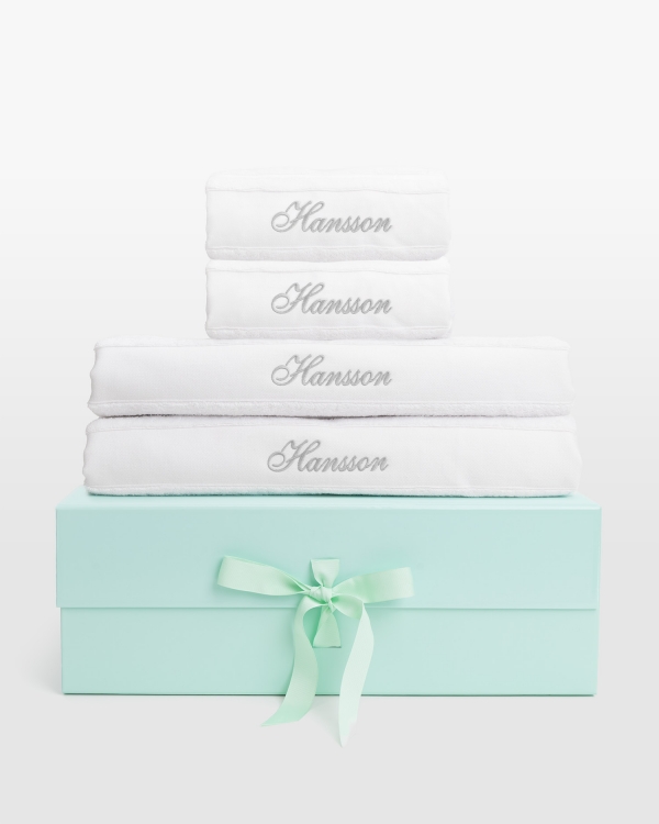 Pyyhesetti, jossa 4 nimikoitua pyyhettä