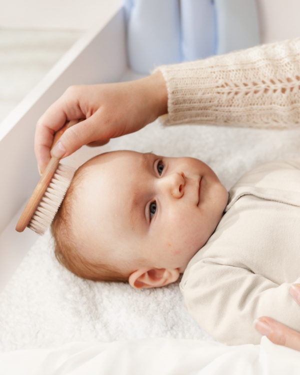 vauvan puinen hiusharja