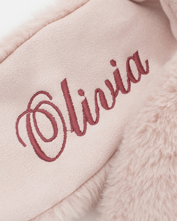 Pehmopupu, johon on kirjottu nimi. Valmistettu kierrätetystä merimuovista