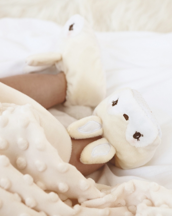 Pehmeät ja lämmittävät vauvan tossut kierrätetystä materiaalista