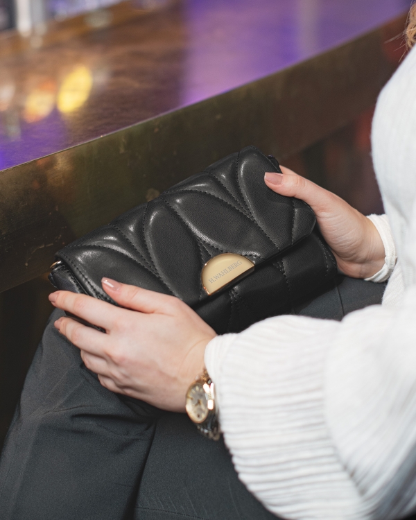 Musta kuorilaukku nimellä