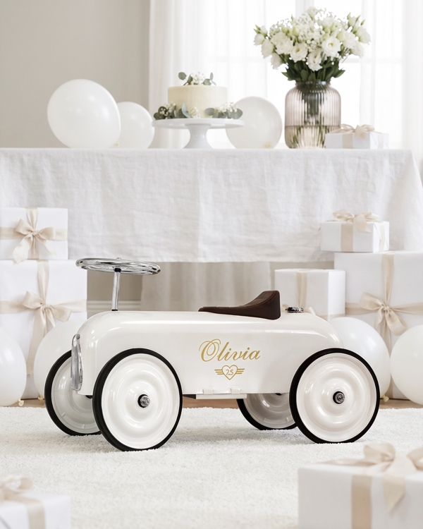 Nimeämislahja valkoisella skootterilla ja henkilökohtaisella tekstillä