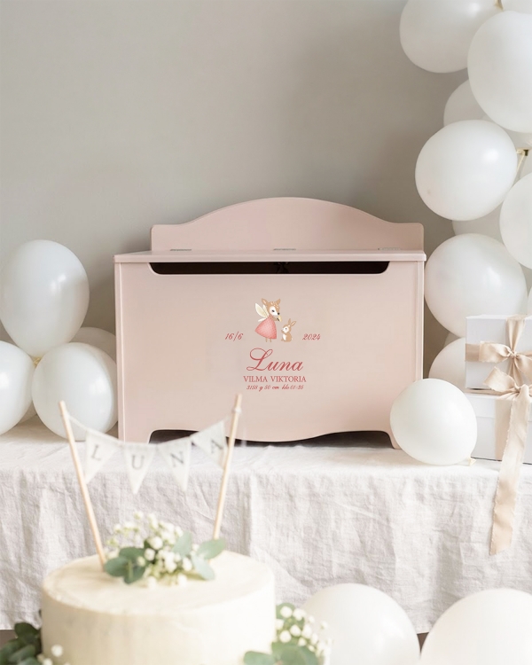 Nimeämislahja vaaleanpunaisella säilytysarkulla, jossa on personoitu teksti ja peura-aihe