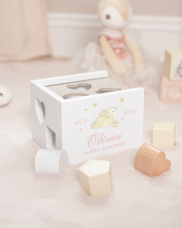 Valkoinen lajittelulaatikko mukana tulevilla paloilla, painetaan nimellä ja päivämäärällä