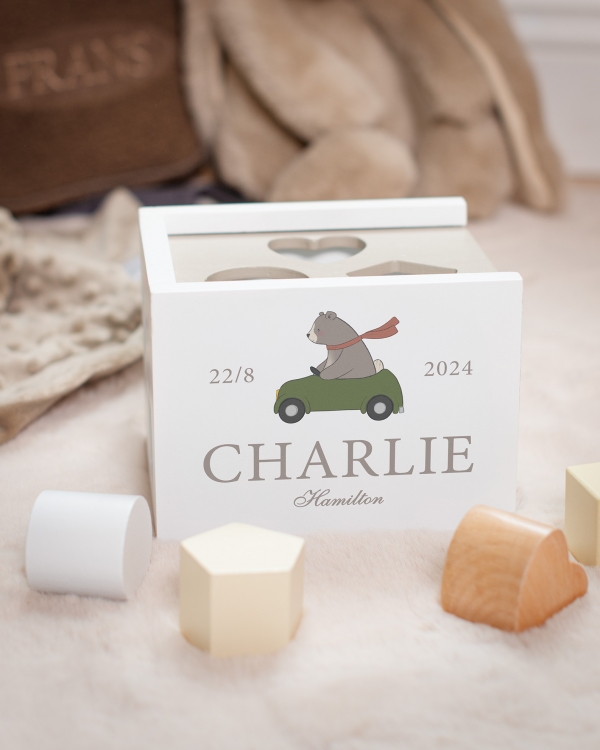 Valkoinen lajittelulaatikko nimellä