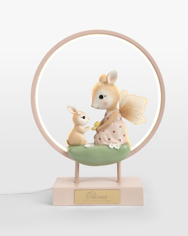 Yövalo, jossa peura-aihe ja lapsen nimi kaiverrettu