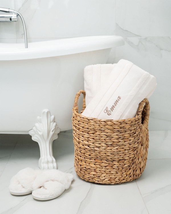 Henkilökohtaisesti brodeeratut pyyhkeet perheen nimellä