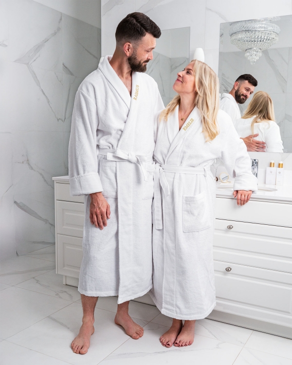 valkoinen kylpytakki nimikirjailulla