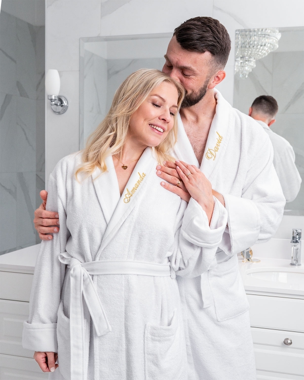 valkoiset kylpytakit henkilökohtaisella nimibrodeerauksella