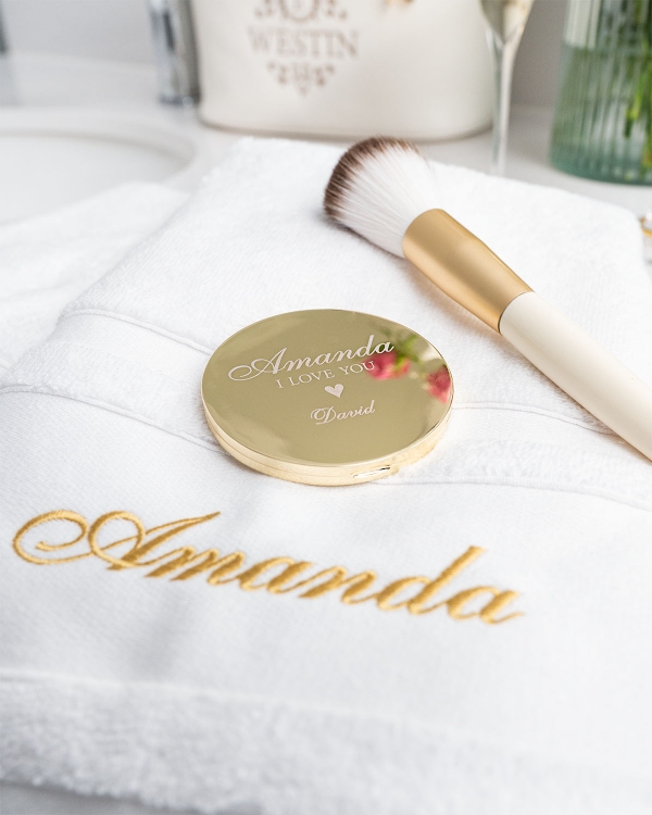 Brodeerattu nimi pyyhkeessä