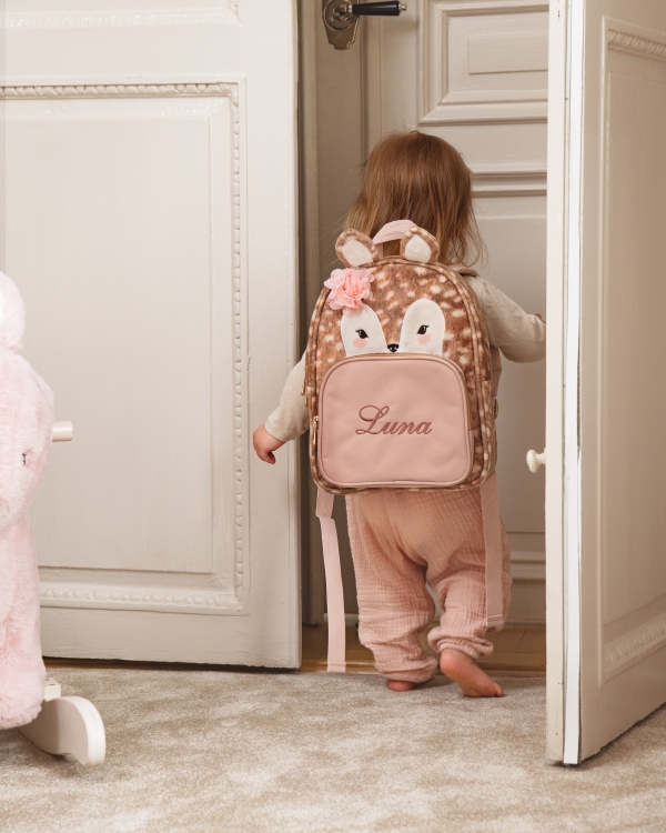 lasten reppu, jossa on nimi