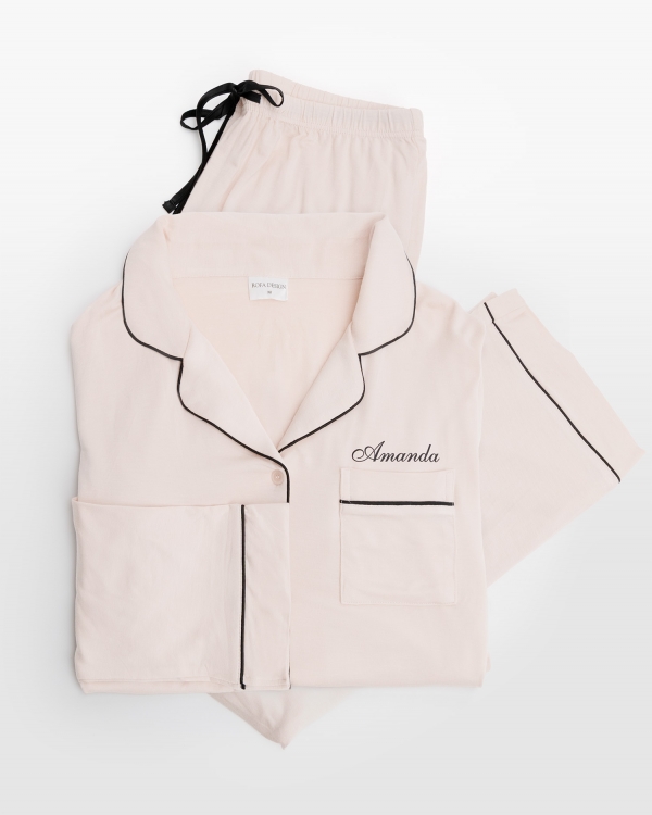 naisten pyjama nimellä