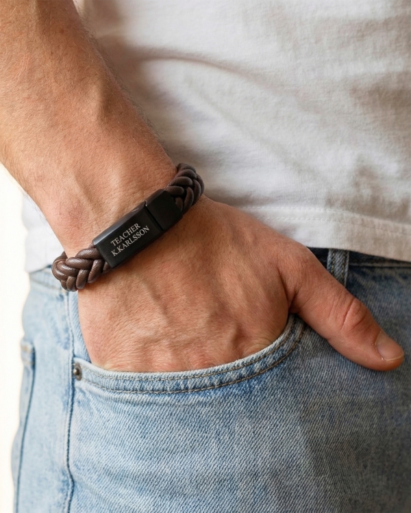 Ruskea punottu rannekoru henkilökohtaisella tekstillä