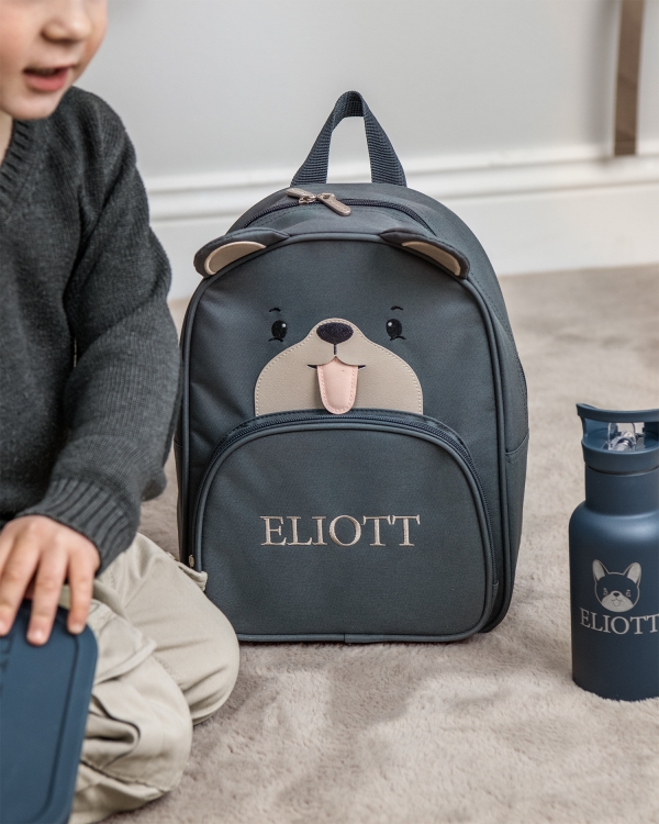 Lasten reppukoira, jossa on kirjailtu nimi