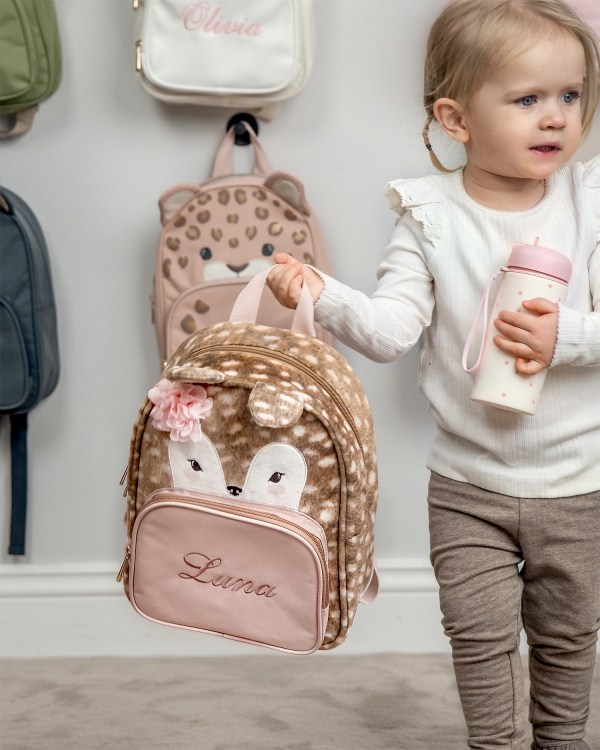 Peuran muotoinen reppu esikoululaisille, jossa on kirjailtu nimi