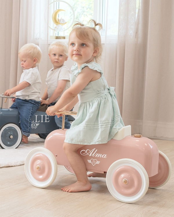 söpöjä potkuautoja nimellä annettavaksi syntymäpäivä- tai kaste­lahjaksi