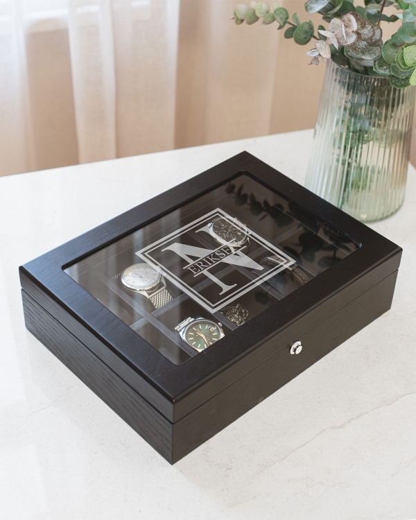 Kellolaatikko, johon kaiverretaan haluamasi teksti