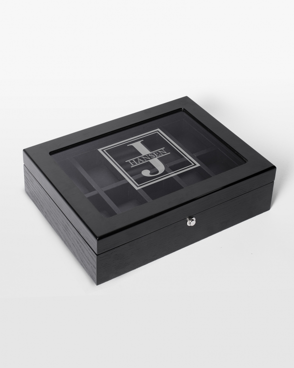 Suuri musta kellolaatikko nimellä