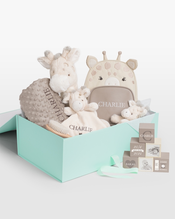 Suuri kirahviteemainen vauvalahjasetti nimellä, vastasyntyneille vauvoille