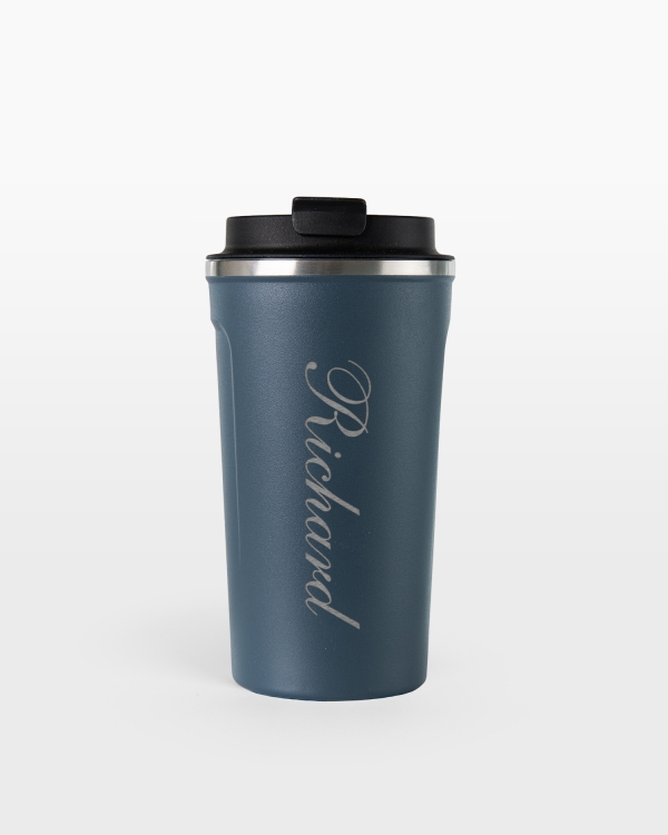 Sininen termosmuki henkilökohtaisella kaiverruksella