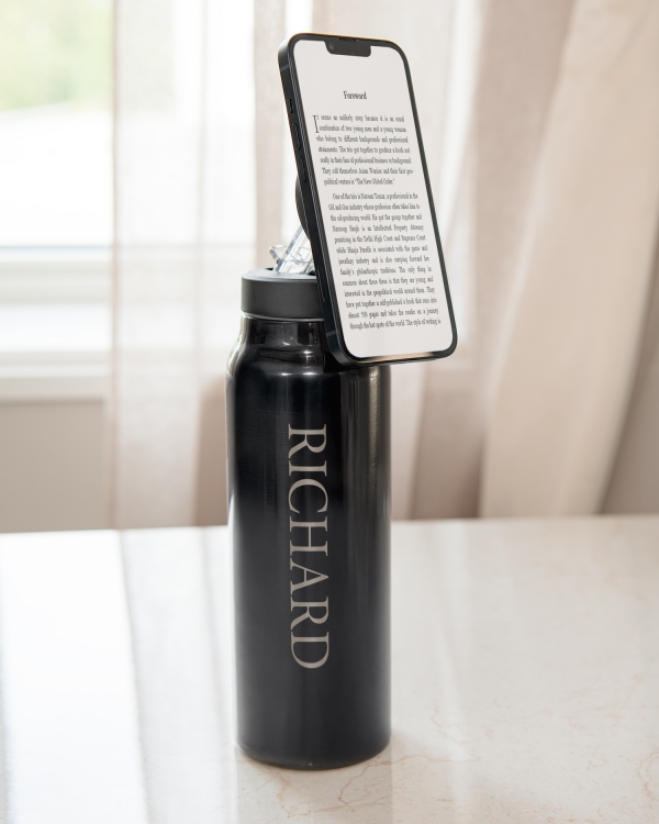 Juomapullo magneettisella puhelintelineellä