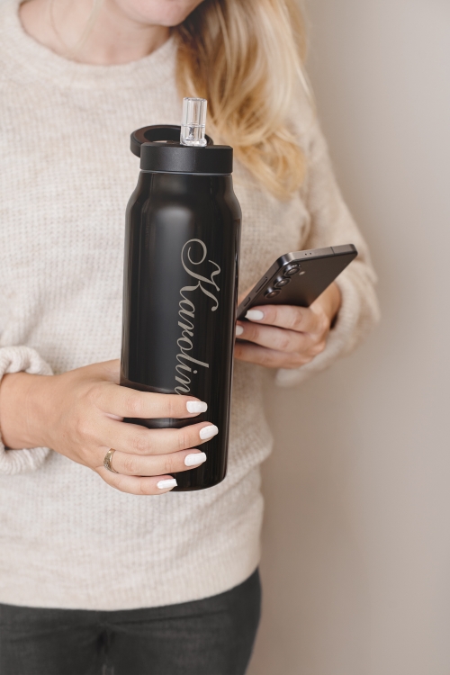 juomapullo nimellä ja älykkäällä puhelinpidikkeellä