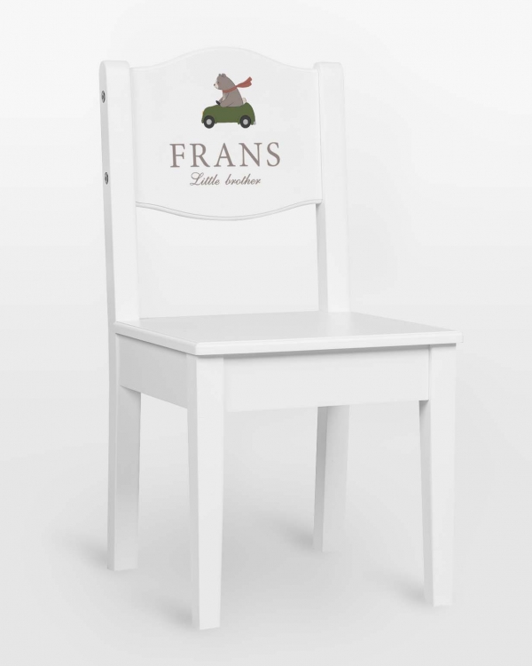 Valkoinen syöttötuoli, jossa on kuva autoa ajavasta karhusta, nimi ja valinnainen teksti