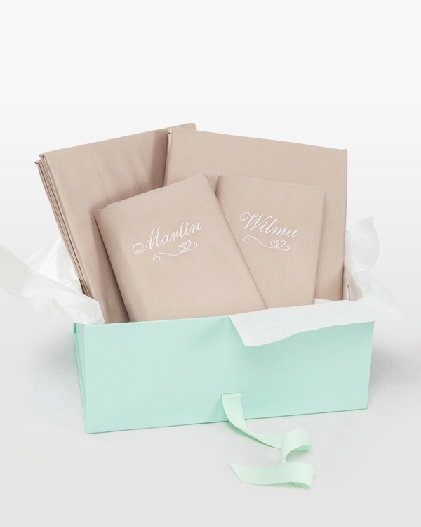 Ruskeat pussilakanasetit, joissa on personoitu rakkausaiheinen kirjonta