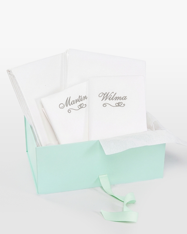 Valkoinen pussilakanasetti, jossa on personoitu rakkausaiheinen kirjonta